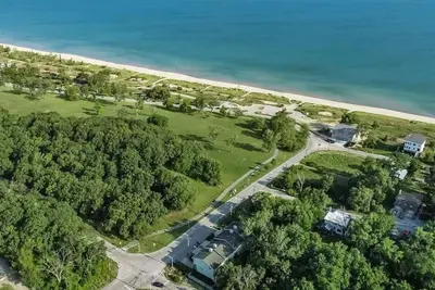 Image de Steps from beach-Lakeview Getaway in Miller Beach