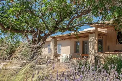 Image de Cozy Beachside Retreat | Steps from the Sand & Close to Town