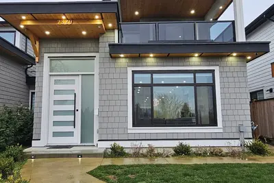 Image de Luxury  spacious 4 bedroom family home in central Burnaby.