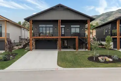 Image de Brand New Custom 7-bedroom 6-Bath Home with Lake and Mountain Views!