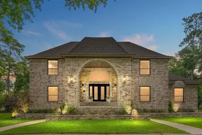 Image de Stunning estate with a large pool & fenced yard. Elegant & impressive.