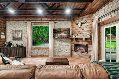 Image de Cozy Cabin ★ Hot Tub ★ Fire Pit ★ King Bed ★ Arcade ★ WiFi