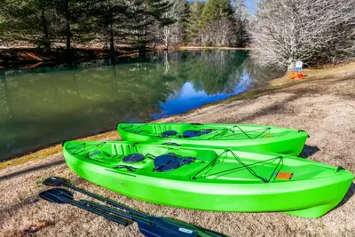 Image de Luxury Cabins Hot Tub, Trails, 2 Ponds & Waterfall