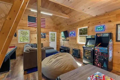 Image de Luxury Cabin Hot Tub Private Trails Pond Waterfall