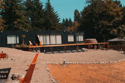 Image de Container cabin in the middle of the forest! Close to most tourist attractions!