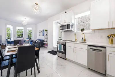 Image de Modern 4-bedroom 2 Bathroom  Ac, WiFi, Beautiful Deck - 2 Minutes to train