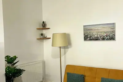 Large central 2 bed apt