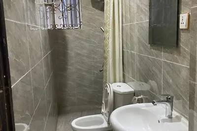 Image de Sunfit Apartments! \nCozy & Spacious 3-Bedroom Apartment in a serene environment.