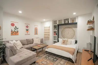 Image de Beautiful Basement Home Downtown Nashville area