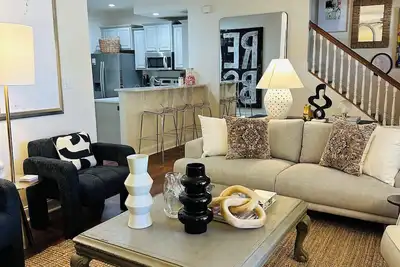 Image de Game day luxury; 1 mi to Um; 5 mins to sq; Spacious; Large porch + outdoor Tv;