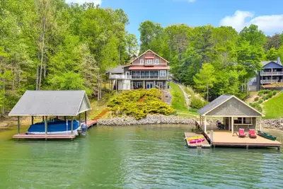 Image de Highview Haven- Lux Rental! Chef`s kitchen, hot tub, screened- in porch - Kayaks and a canoe -ready for fun