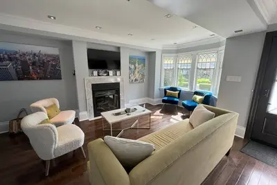 Image de Leaside Rental w/ Backyard& Pool, 3-bedroom house in fantastic Toronto