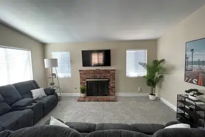 Image de Working Traveler or on Vacation. Family size home.