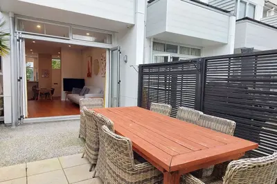 Image de Sun Drenched Multi-Story Townhouse