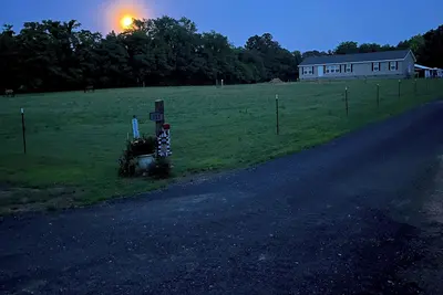 Image de Charming and spacious 4-bedroom farm retreat with horses - Relax and Unwind!