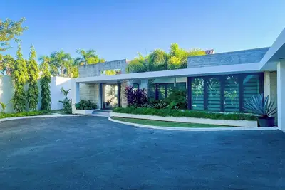 Image de Ritz Carlton-Dorado Beach Main House Coastal Getaway w/ pool, hottub, gym, firepit