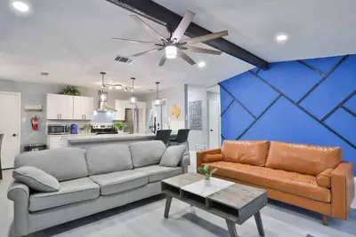 Image de Remodeled 3/2 Near At&T Stadium / Quiet Cul-de-Sac, Ev Charger, Backyard Gazebo