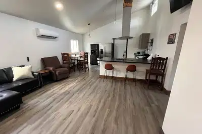 Image de Cozy 1-bedroom apartment with WiFi, Front Patio, and a Parking Bay for Two Cars