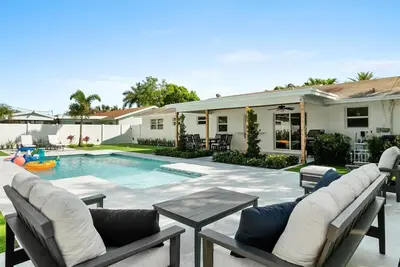 Image de Coastal Luxury Retreat with Resort-Style Pool in Jupiter