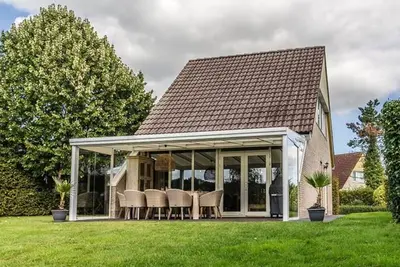 Image de 6 pers. Veenhuis Comfort Plus by Interhome