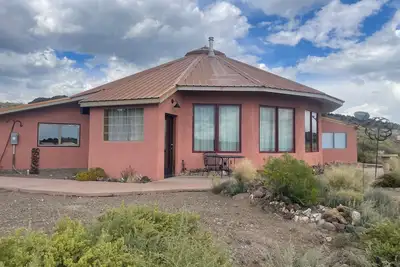 Image de Amazing round home with sweeping views.