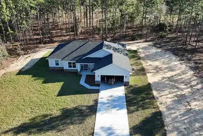 Image de 1 Acre Rolling Hills Home