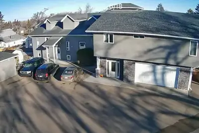 Image de Family-friendly remodelled historical church to private suits! \n10 min to Costco!