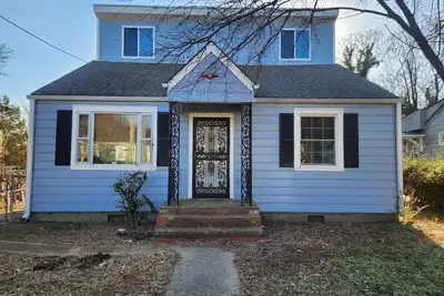 Image de This cozy home offers the perfect blend of comfort, convenience & community