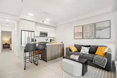 Image de Modern Ground-Level Suite Ug Parking, Ac, C-Train