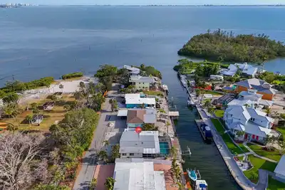 Image de Canalfront Home with Pool & Dock