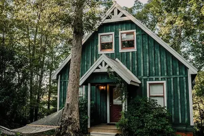 Image de Charming 2-bedroom cottage in a wooded setting sitting high above Chauga River