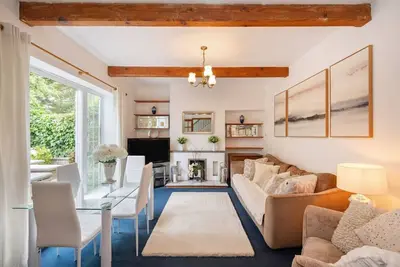 Image de 5-Bed Home with Private Parking behind gated and only 25 Mins To Central London