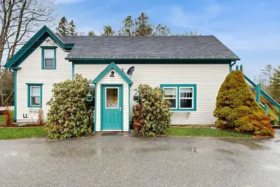 Image de Beautifully Remodeled Modern Home with a Spacious Kitchen, Washer Dryer and Wifi