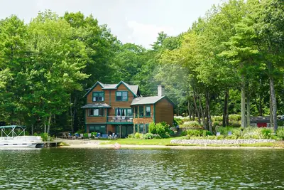 Image de Serene Lakefront Lodge with Private Beach, Bbq Grill, Dock and Game Room