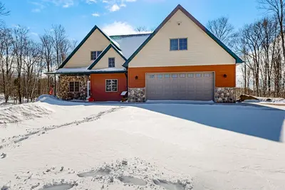 Image de Cozy Retreat, perfect for outdoor enthusiasts, near lakes, trails & downtown
