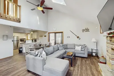 Image de Spacious dog-friendly house w/foosball, beach, pool & tennis court access.