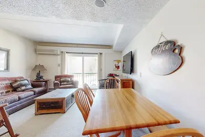 Image de Mountainside condo at ski lift w/ pool, rec room & great location