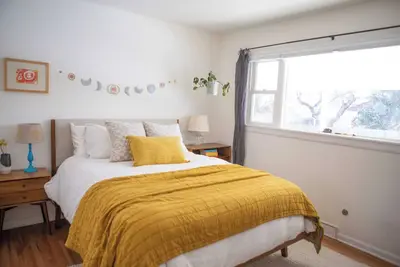 Image de Sunny Mid-Century Modern 3-Bedroom, 2 Bath House near Cu and trails!