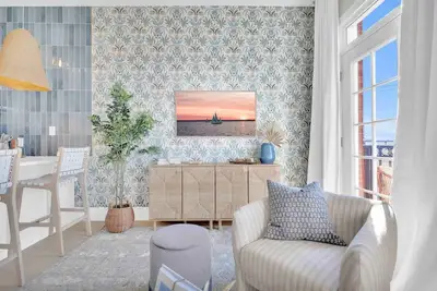 Image de Modern, riverview + walkable condo with parking!