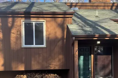 Image de Treehouse Available July 1 \nA 5-bedroom with 2 driveways on 1. 3 acres in City.