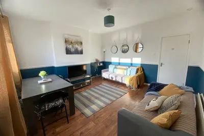 Image de Whitley-5 Bdrm Sleeps 9 Ideal for Contractors