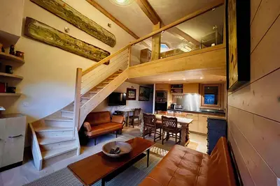 Image de une vue imprenable sur le Mont-Blanc. Idéal pour des vacances.