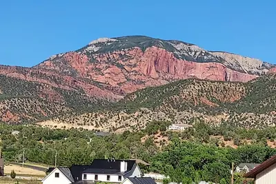 Image de 2-bedroom house in serene New Harmony with Zion views