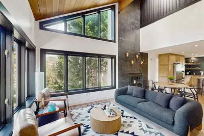 Image de Luxury condo on ski shuttle line, vaulted ceilings, and full kitchen