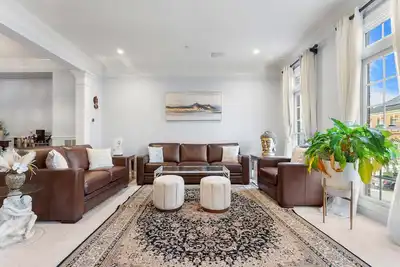 Image de Luxury 4br Townhouse in Fairfax! Enjoy modern finishes, a private patio