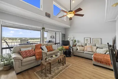 Image de Lakefront Condo with loft, two decks & amazing views of Lake Travis