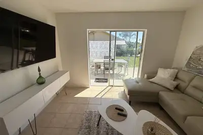 Image de Semi-Attached House in Naples w/ Huge Yard and Corner Lot