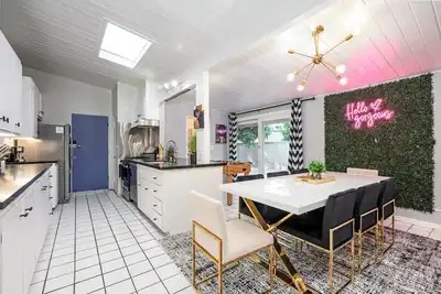 Image de Stylish 4br Oasis Near Disney + Pool + Arcade!