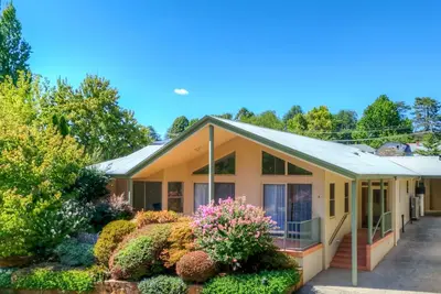 Image de Riverside Ave - A perfect getaway in Bright's most prestigious riverside location!