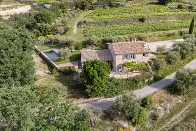 Image de mas provençal avec baignade naturelle